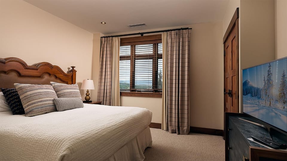 Bed, TV and multimedia, View (from property/room), Bedroom