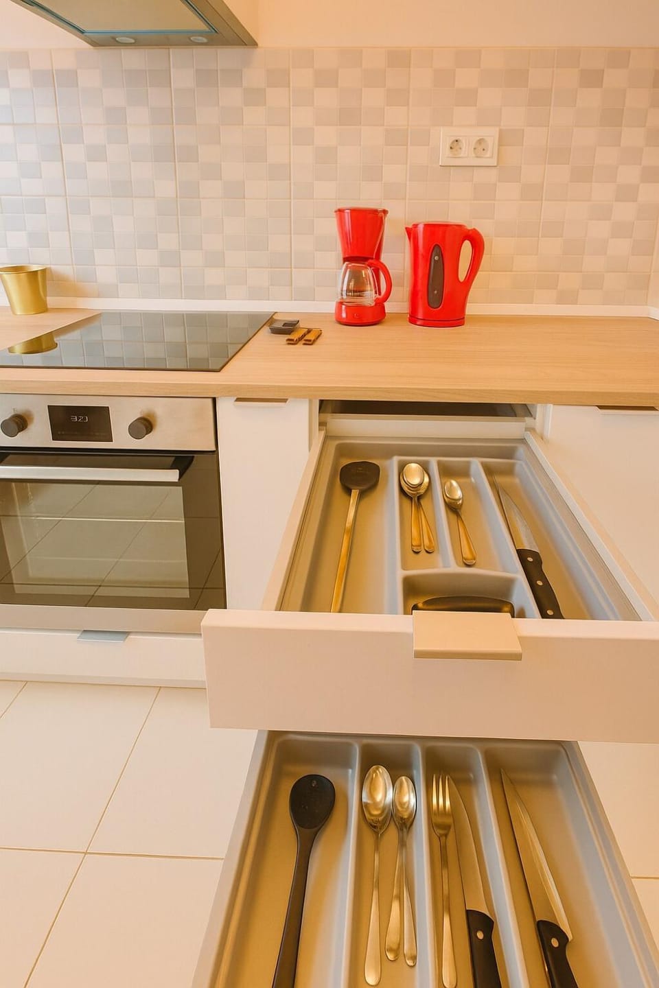 Kitchen or kitchenette, oven, pet friendly, stove