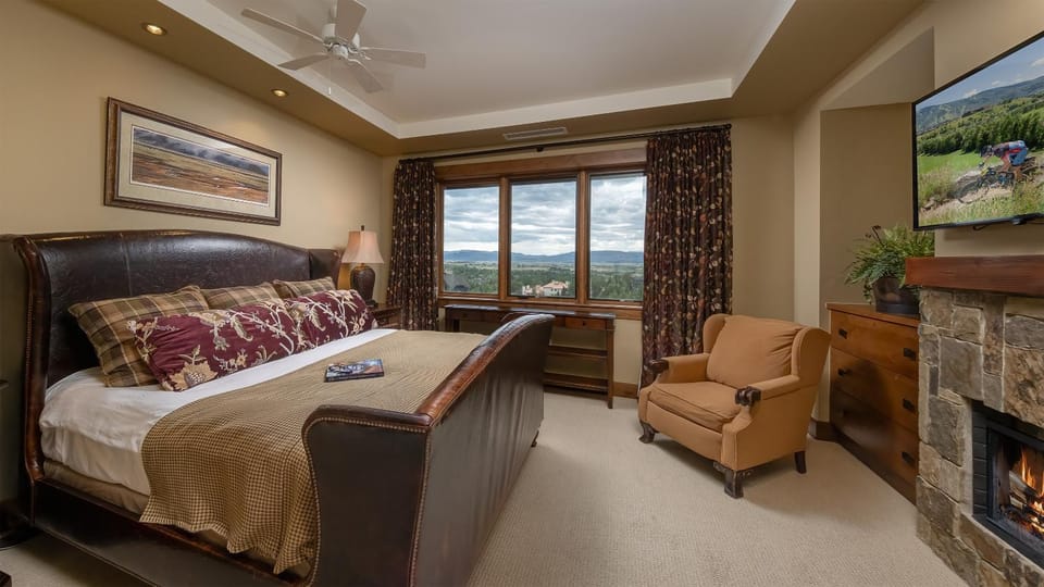 Bed, TV and multimedia, View (from property/room), Bedroom, fireplace