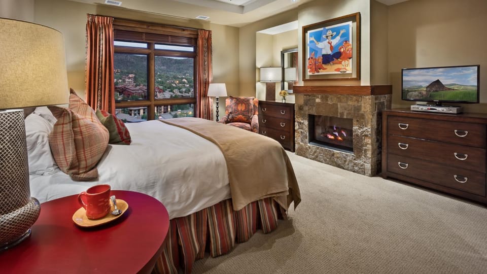 Bed, TV and multimedia, Bedroom