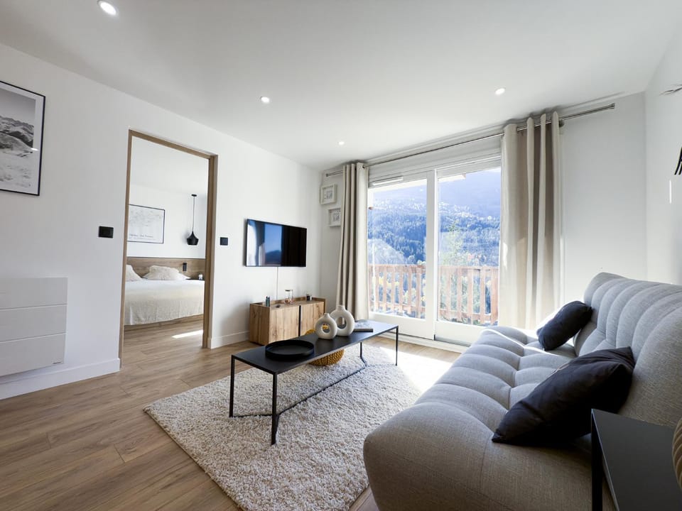 Communal lounge/ TV room, TV and multimedia, Seating area, Mountain view