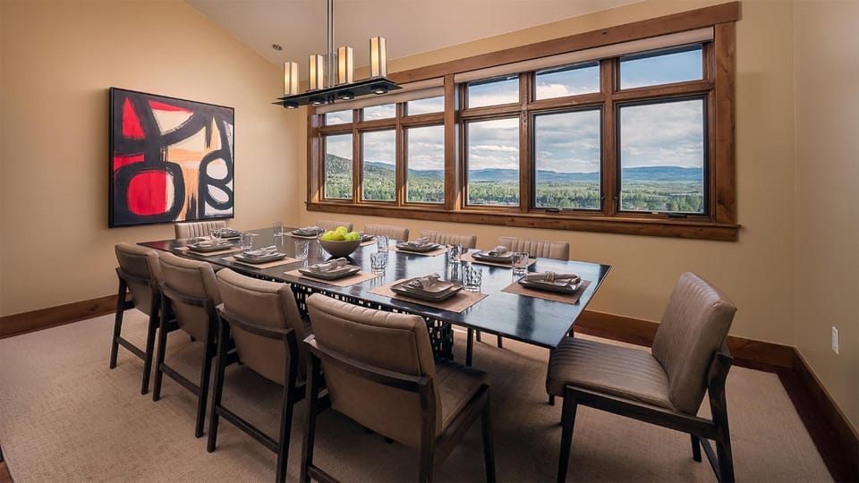 View (from property/room), Seating area, Dining area, Mountain view, furniture
