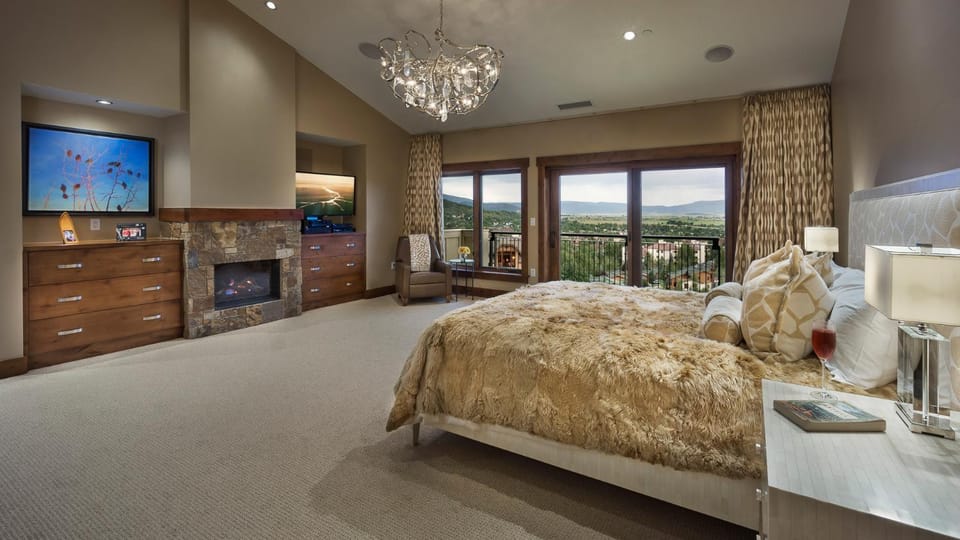 Bed, TV and multimedia, Balcony/Terrace, Bedroom, fireplace