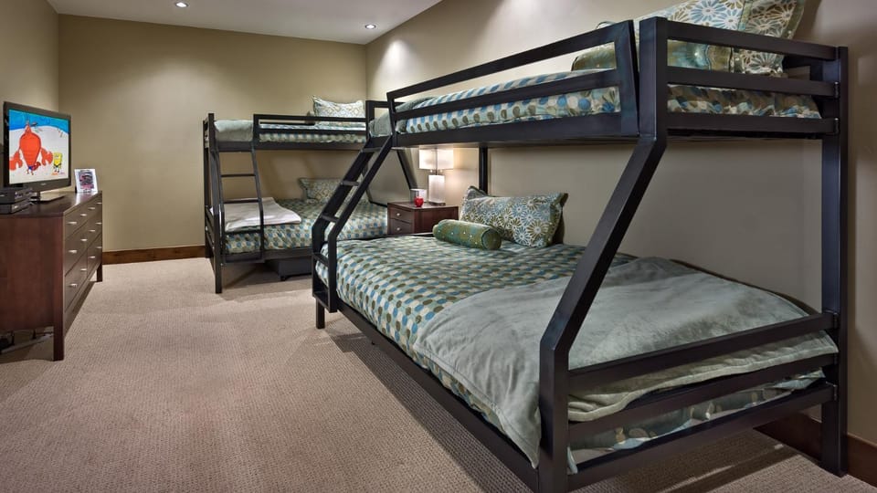 Bed, TV and multimedia, View (from property/room), Bedroom, furniture
