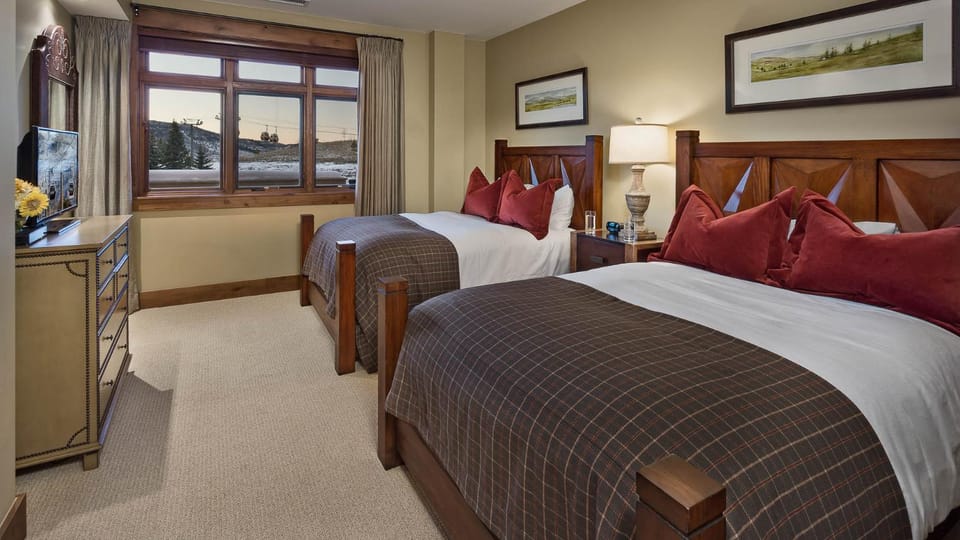 Bed, TV and multimedia, View (from property/room), Bedroom