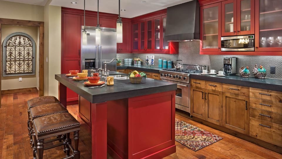 Coffee/tea facilities, furniture, storage, kitchen