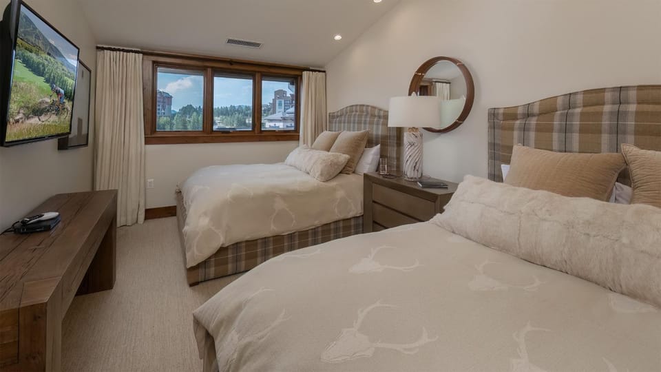 Bed, TV and multimedia, View (from property/room), Bedroom