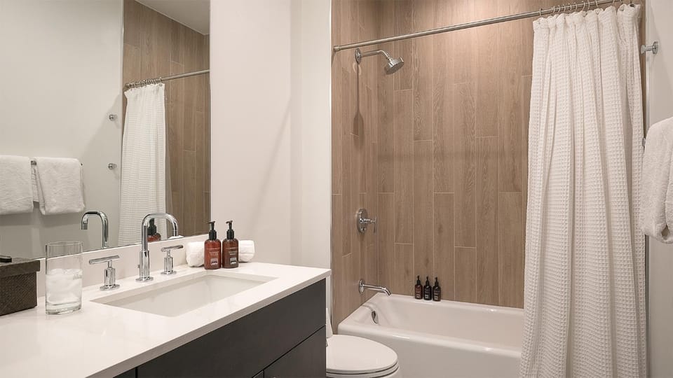 Shower, Toilet, towels