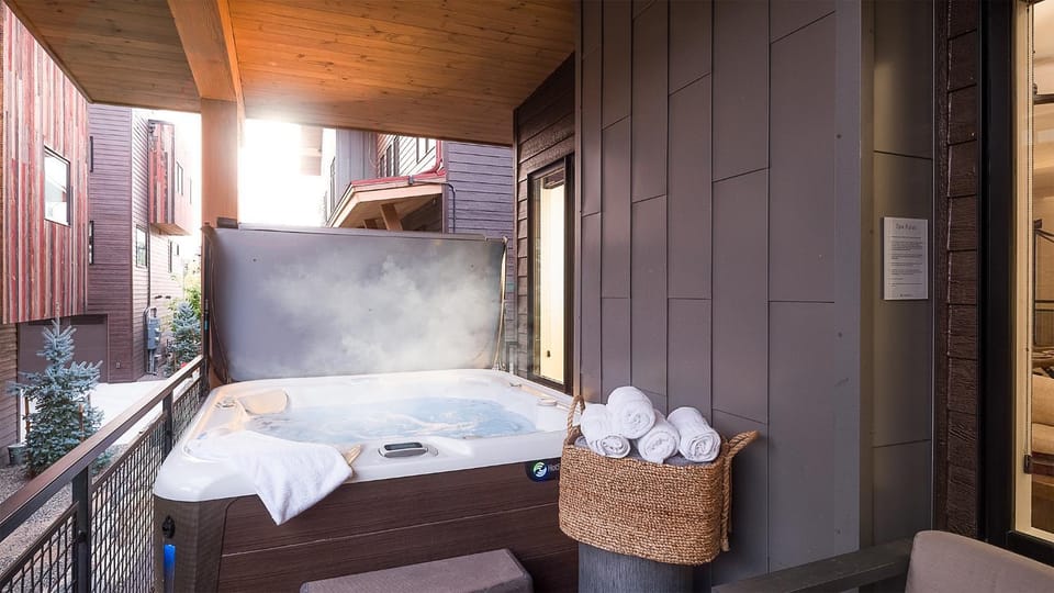 Hot Tub, towels