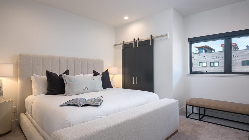 Bed, Seating area, Bedroom