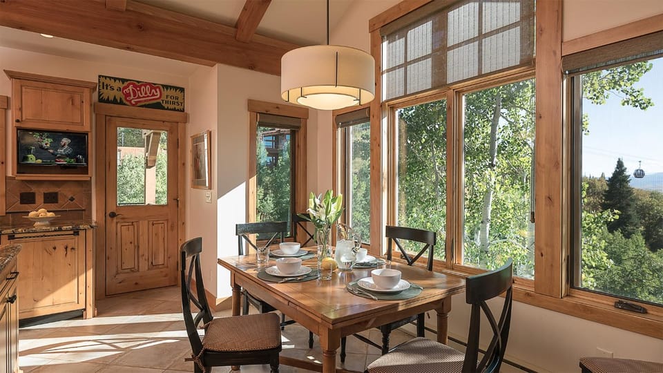 View (from property/room), Seating area, Dining area, furniture