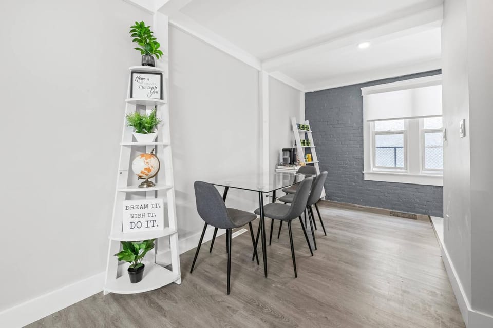 Seating area, Dining area, group of guests, Family