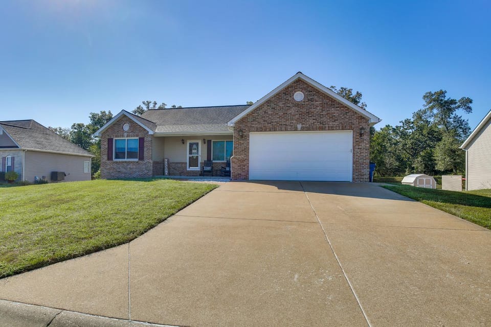 Bar, Pool Table & Yard! Spacious Union Home House in Ozark Mountains