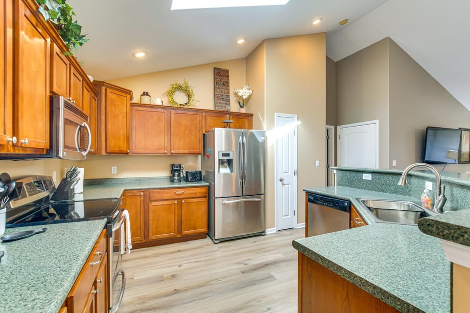 Bar, Pool Table & Yard! Spacious Union Home House in Ozark Mountains