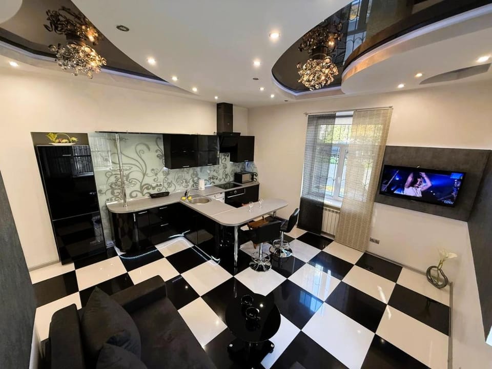 Communal lounge/ TV room, TV and multimedia, Kitchen or kitchenette, Living room, Seating area, Evening entertainment, microwave, oven, stove, air conditioner