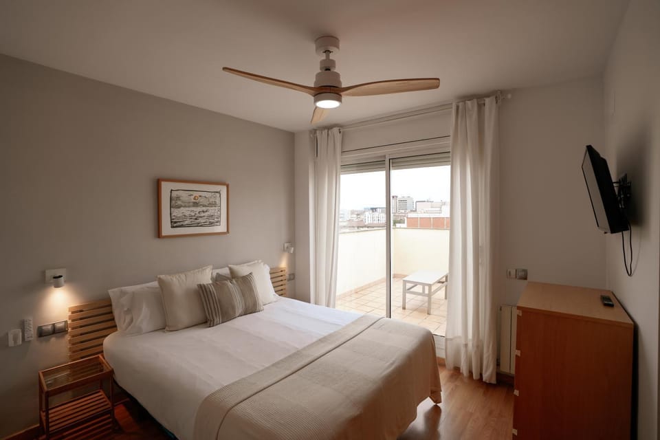 Bed, TV and multimedia, Photo of the whole room, Bedroom, fireplace