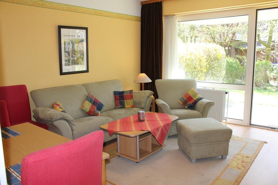 Nearby landmark, Restaurant/places to eat, Natural landscape, Garden, Balcony/Terrace, Balcony/Terrace, Living room, Photo of the whole room, Beach, Pets, Pets, Pets, Garden view, Garden view, Supermarket/grocery shop, Shopping Area