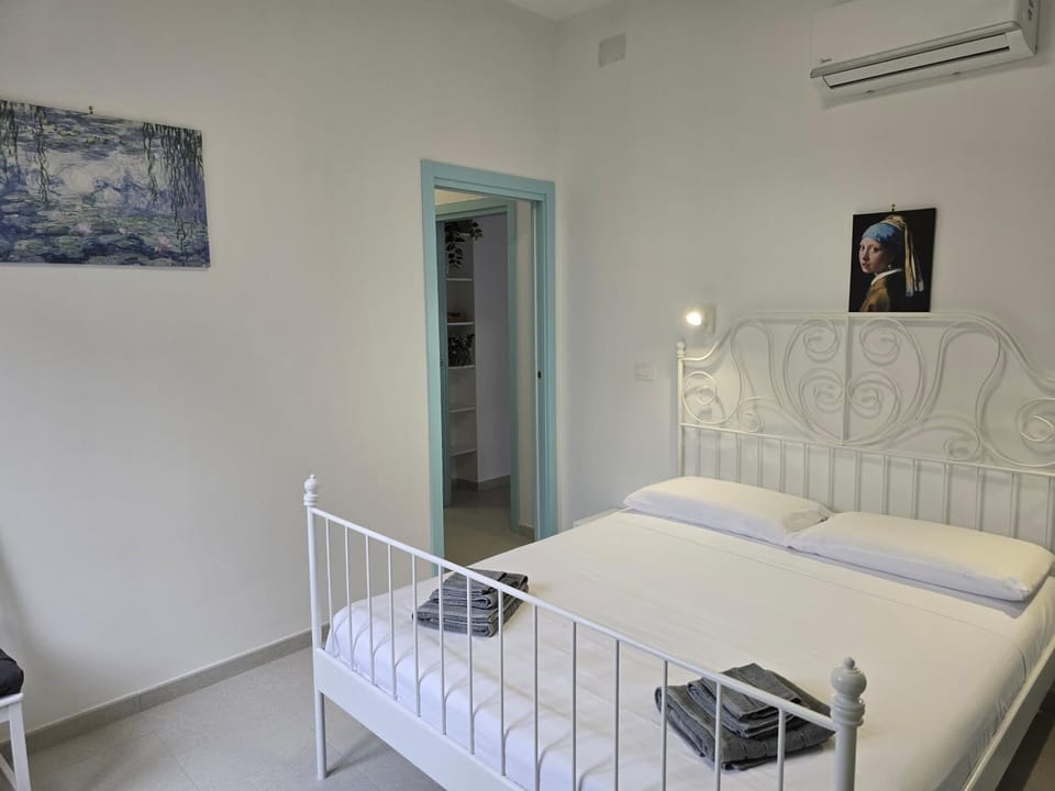 Bed, Photo of the whole room, Bedroom, towels, air conditioner