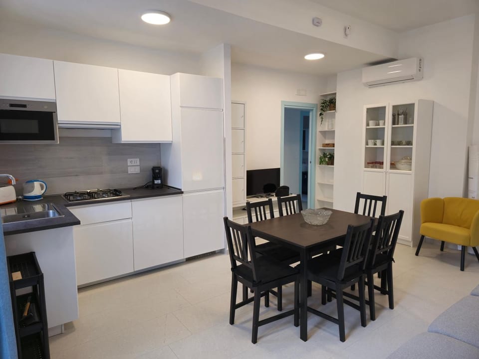 Kitchen or kitchenette, Living room, Seating area, Dining area, dishwasher, oven, stove, air conditioner