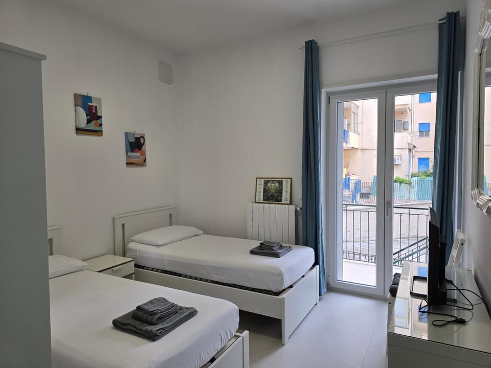 Bed, TV and multimedia, Photo of the whole room, Bedroom, towels, air conditioner