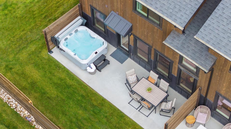 Vibrant Home with Hot Tub AC & 2 Car Garage House in Driggs