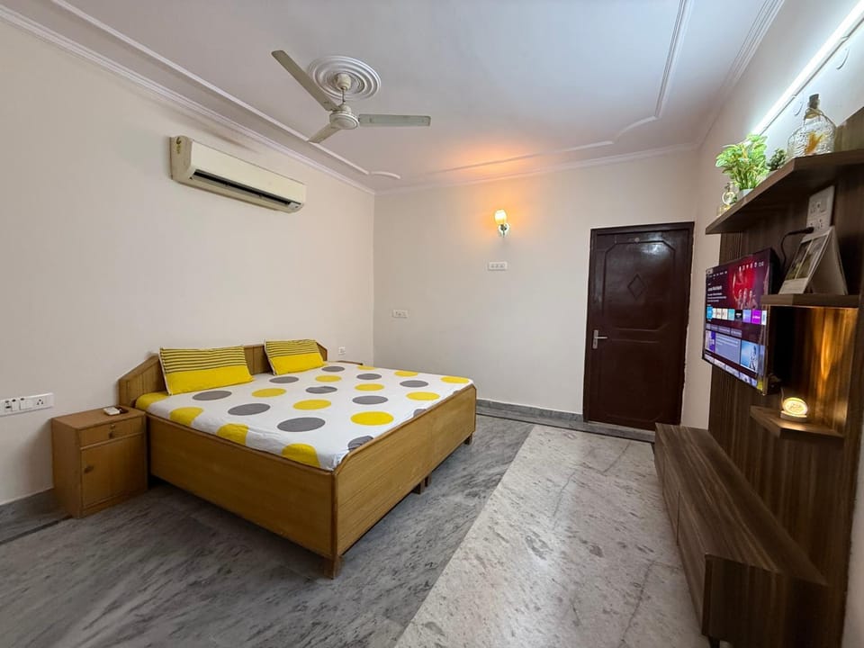 Bed, TV and multimedia, Photo of the whole room, Bedroom, air conditioner