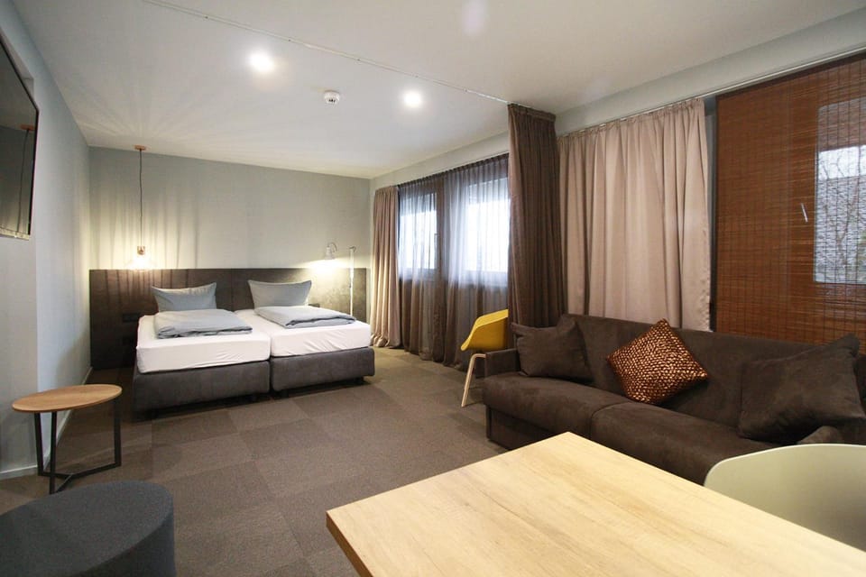 TV and multimedia, Other, Photo of the whole room, Decorative detail, Seating area, Bedroom