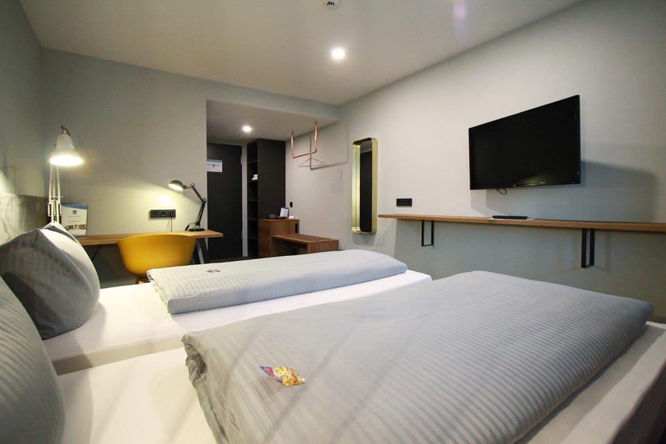 TV and multimedia, Photo of the whole room, Decorative detail, Bedroom