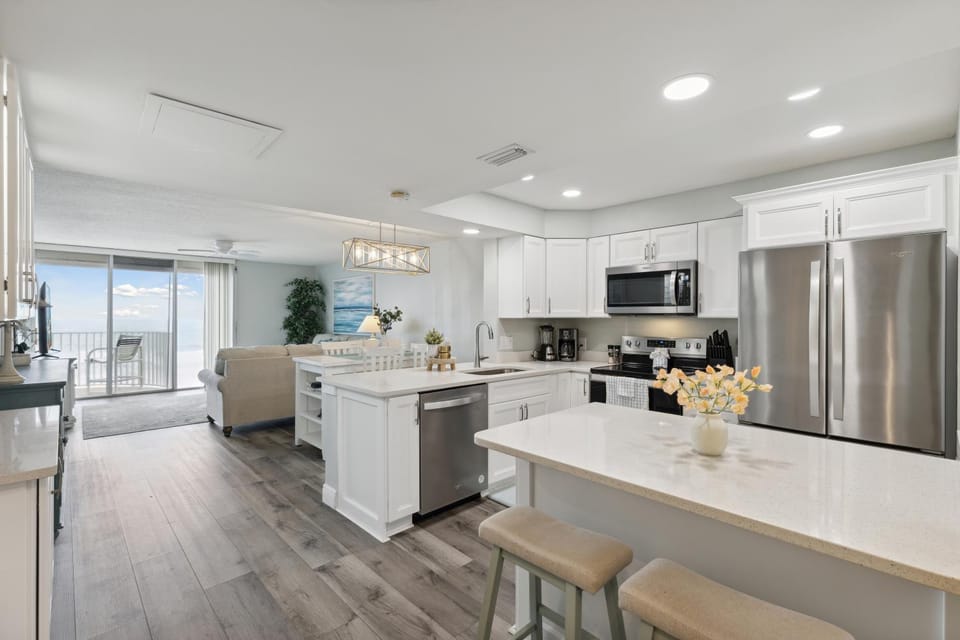 Kitchen or kitchenette, Dining area, dishwasher, oven