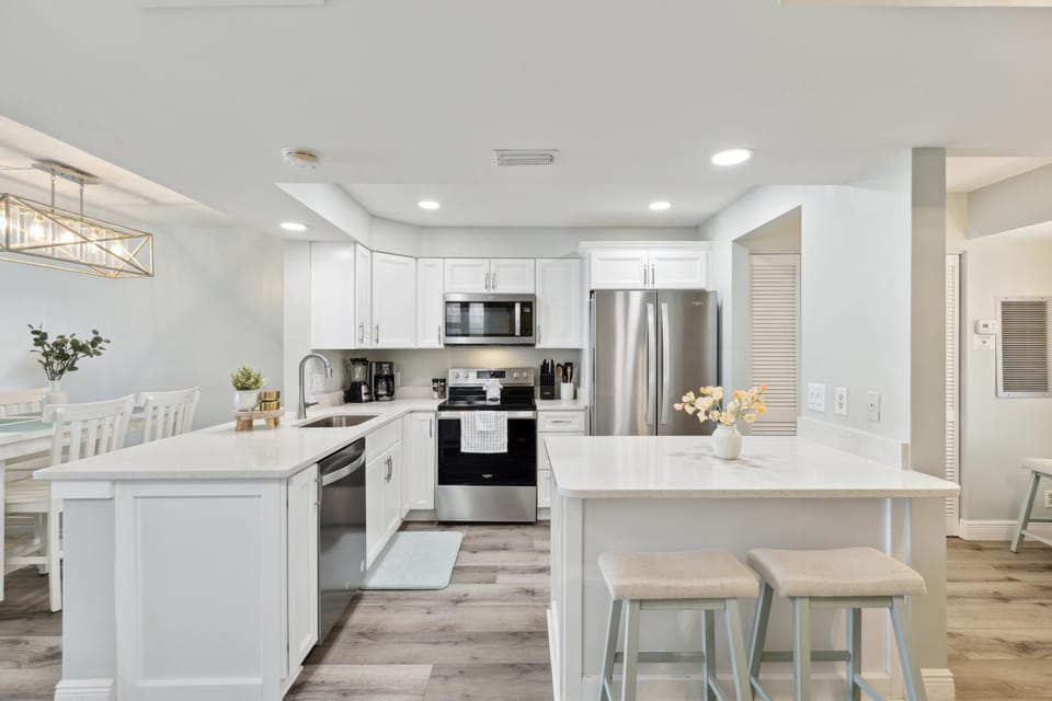 Kitchen or kitchenette, Dining area, dishwasher, oven