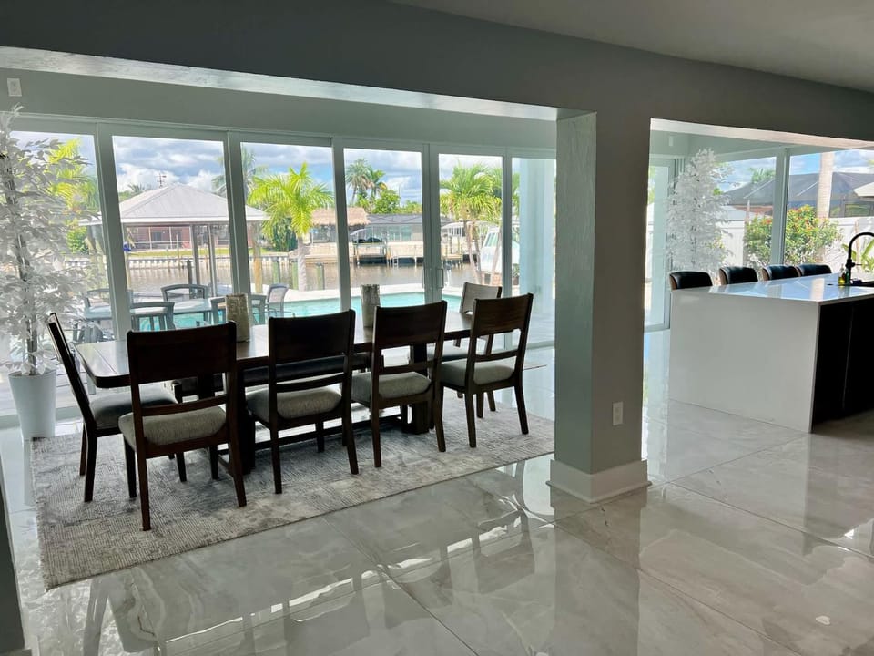 Luxury Seabreeze Retreat House in Estero Island