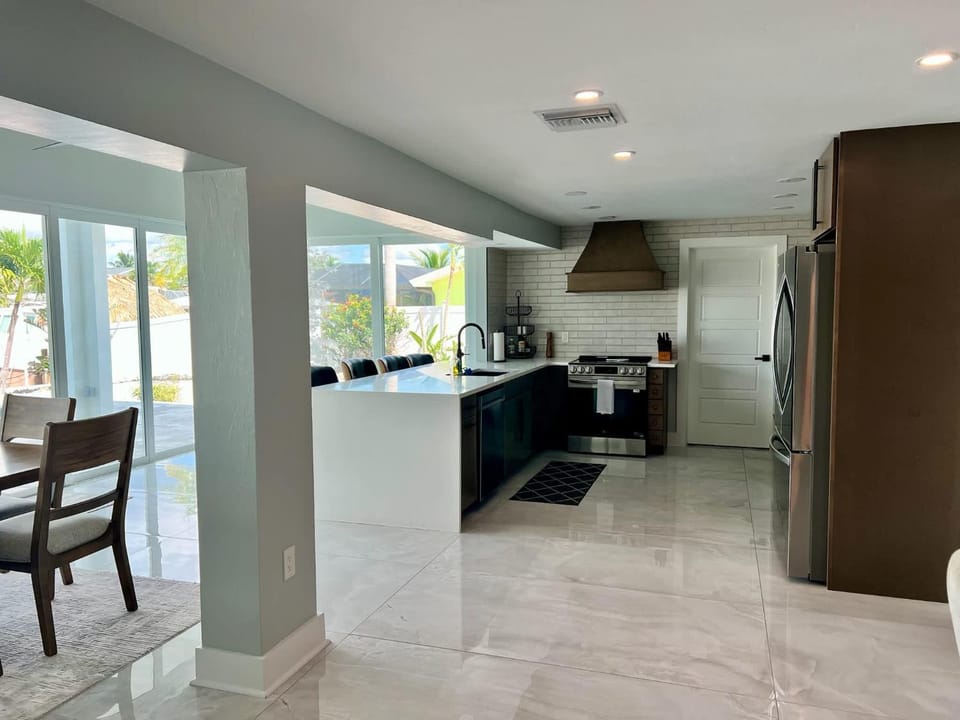 Luxury Seabreeze Retreat House in Estero Island
