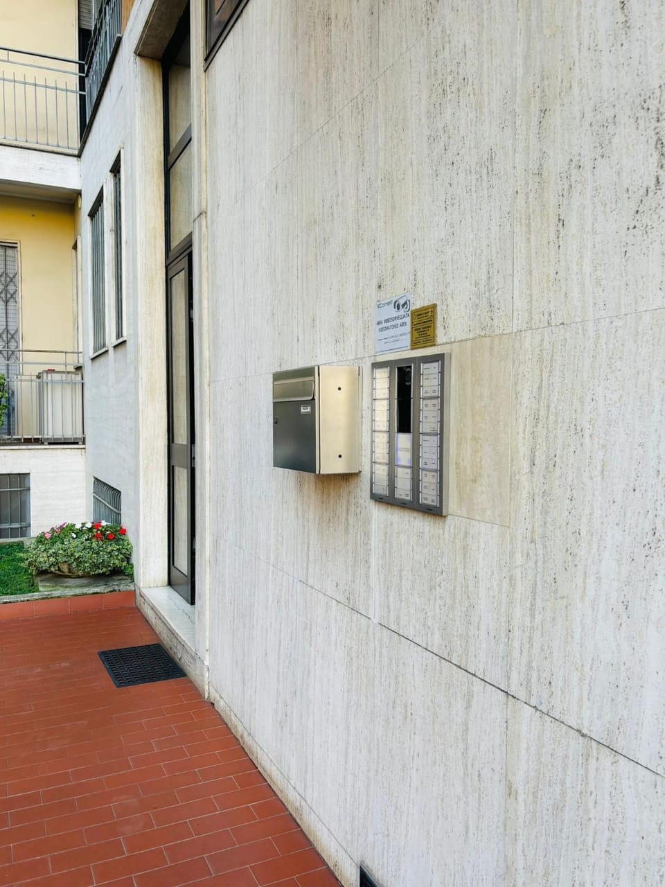 Facade/entrance