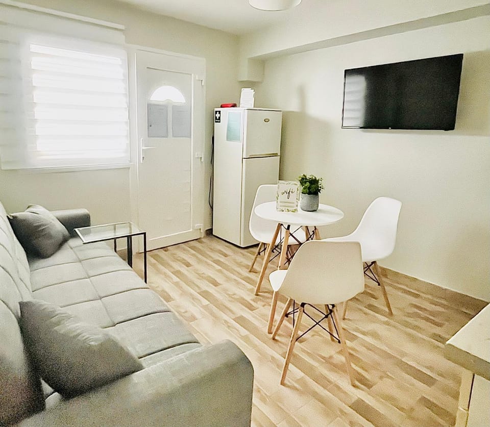 TV and multimedia, Living room, Seating area, Dining area, oven