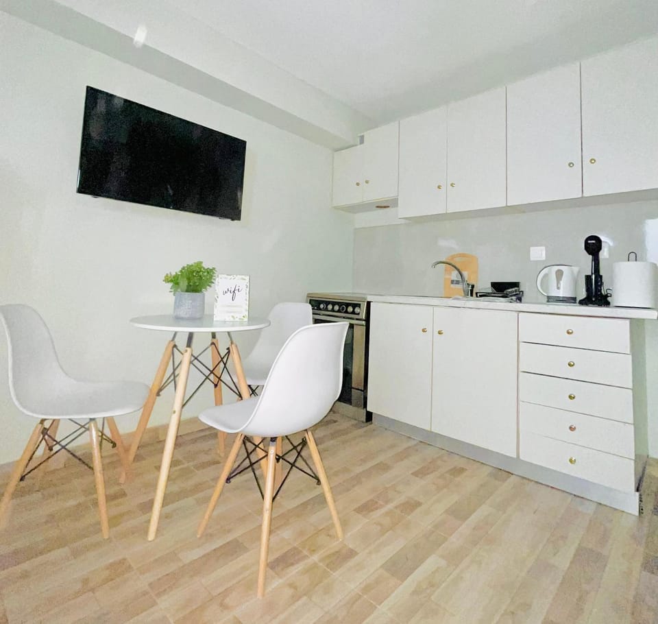 TV and multimedia, Kitchen or kitchenette, Dining area, stove