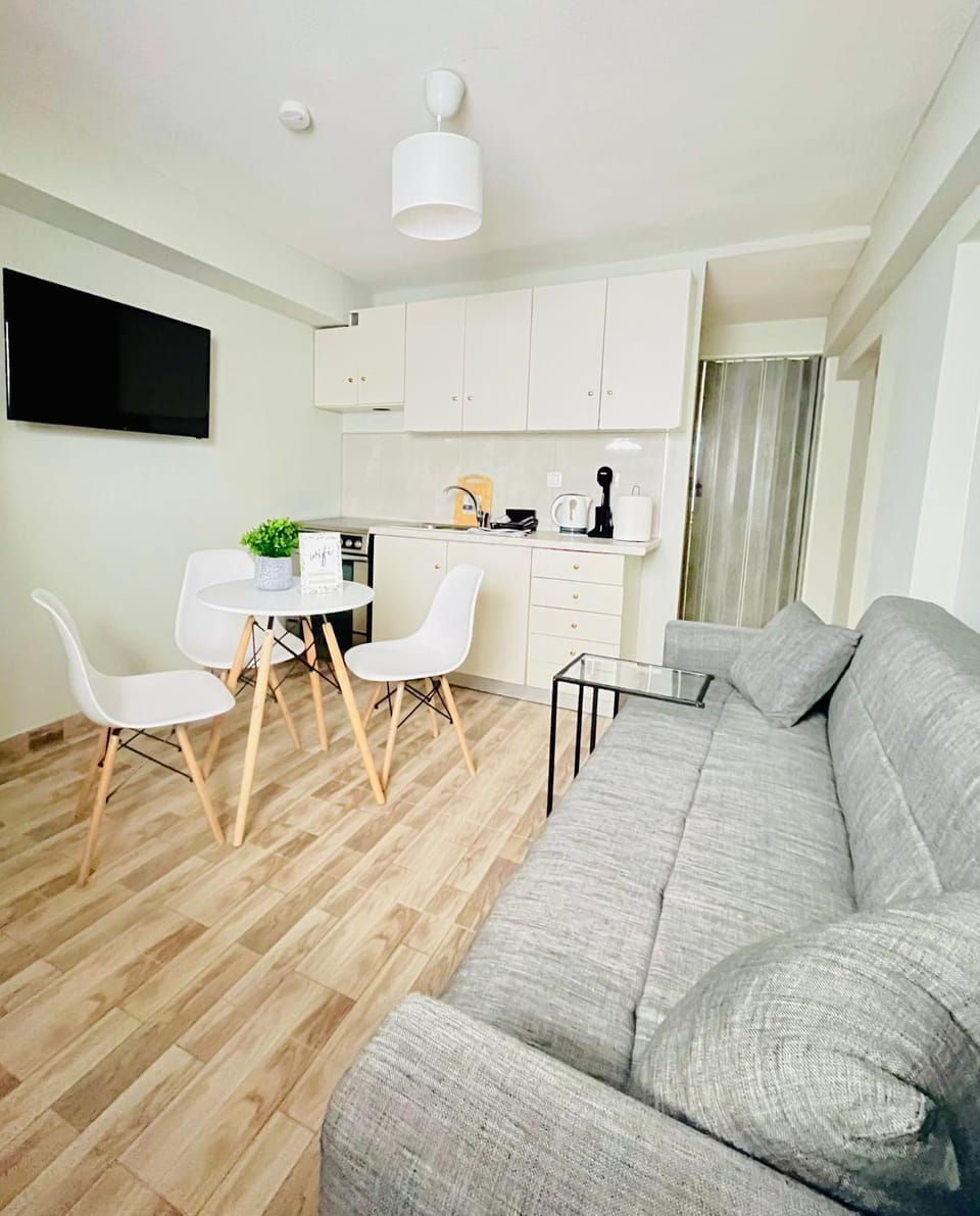 TV and multimedia, Kitchen or kitchenette, Living room, Seating area, Dining area