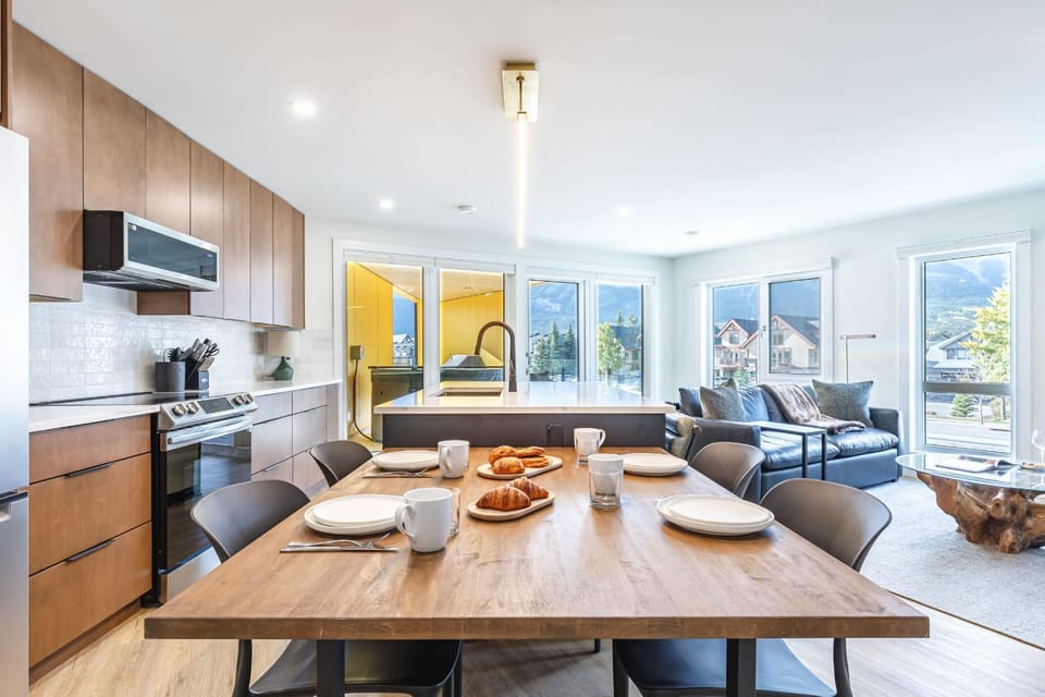 Kitchen or kitchenette, Living room, Dining area, stove