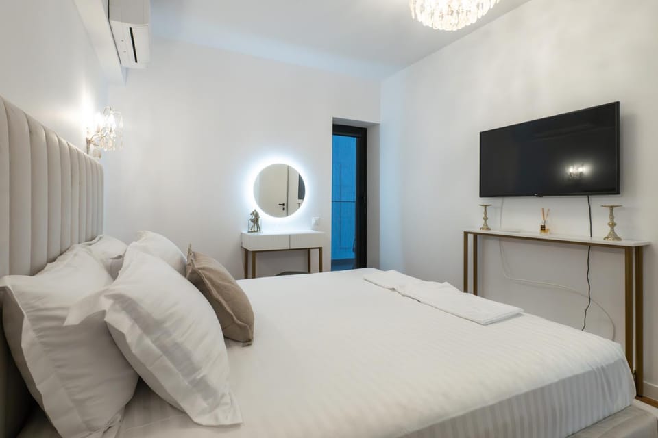 Bed, TV and multimedia, Bedroom, air conditioner