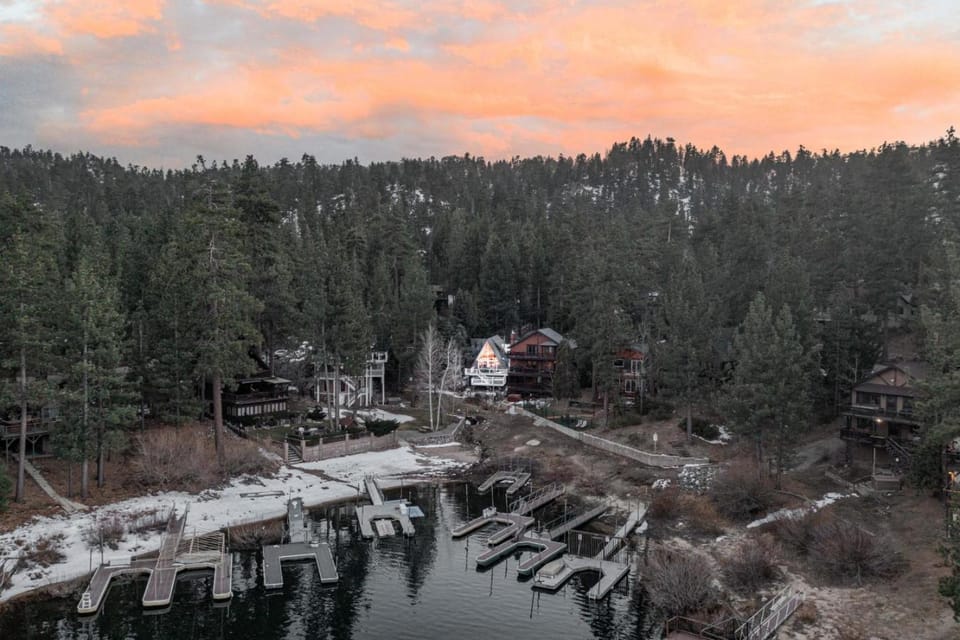 Cove Lakeside Jacuzzi, Central AC, Stunning View House in Big Bear