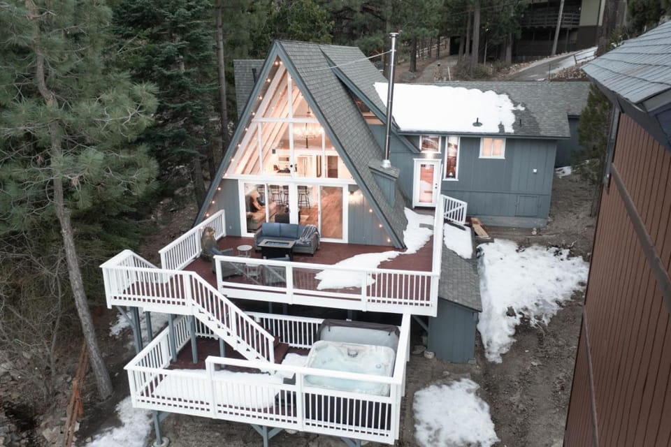 Cove Lakeside Jacuzzi, Central AC, Stunning View House in Big Bear