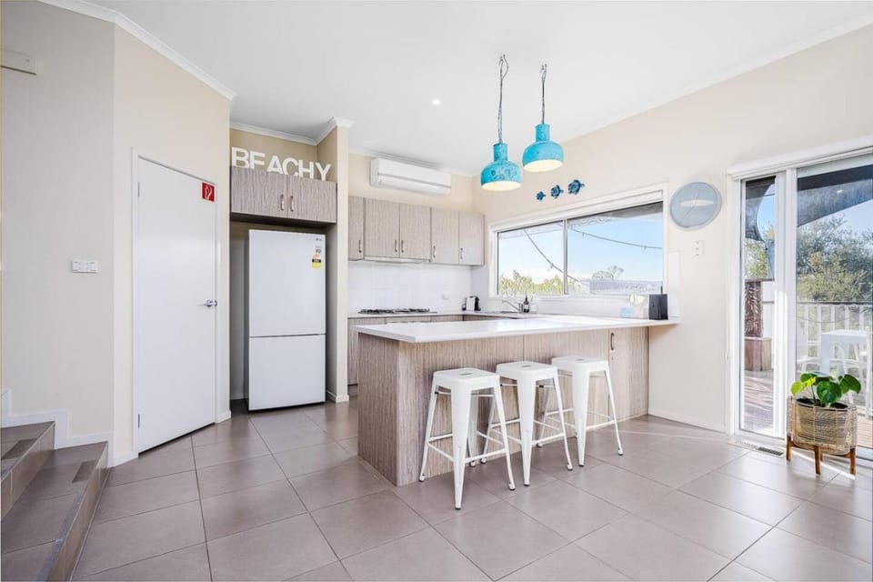 Highbury On The Bay - Deck with Treetop Views House in Fingal