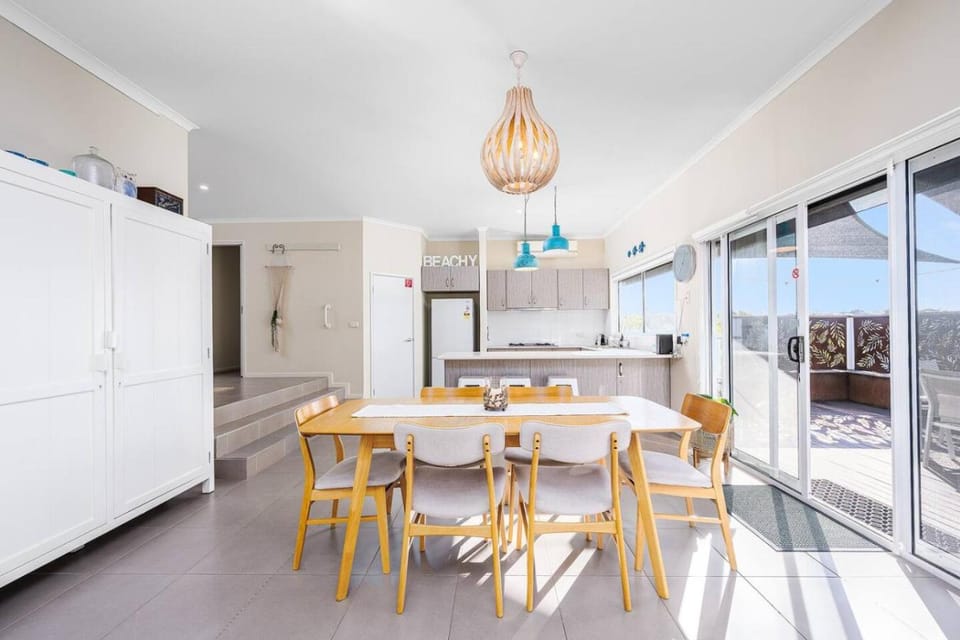Highbury On The Bay - Deck with Treetop Views House in Fingal