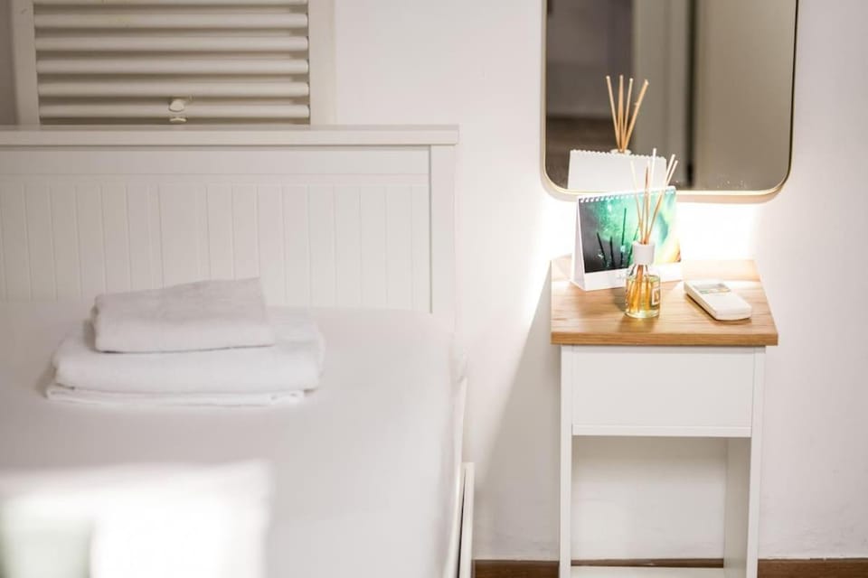 Bed, Bedroom, towels