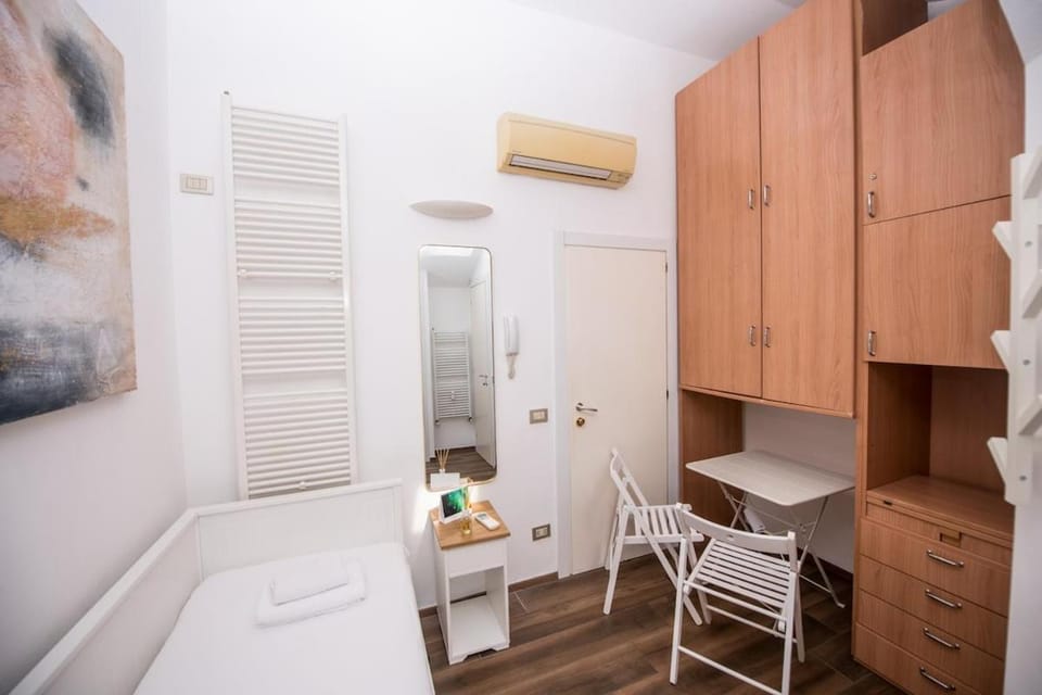 Bed, Photo of the whole room, Seating area, towels, wardrobe