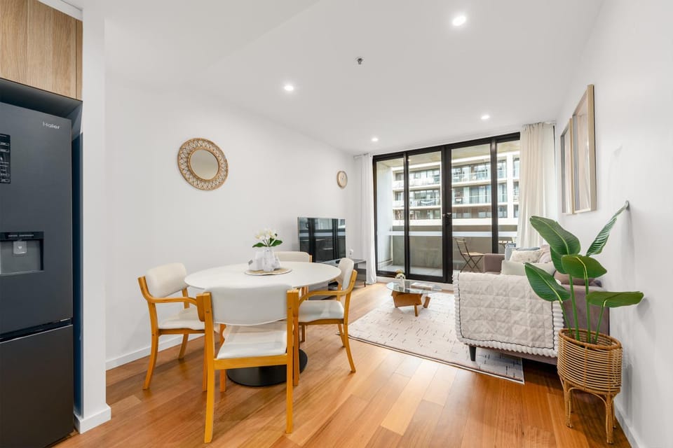 Communal lounge/ TV room, TV and multimedia, Living room, Seating area, Dining area