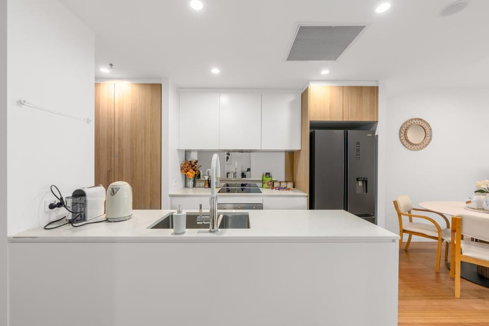 Coffee/tea facilities, Kitchen or kitchenette, Dining area, oven, stove