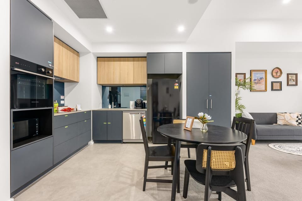 Kitchen or kitchenette, Living room, Seating area, Dining area, oven