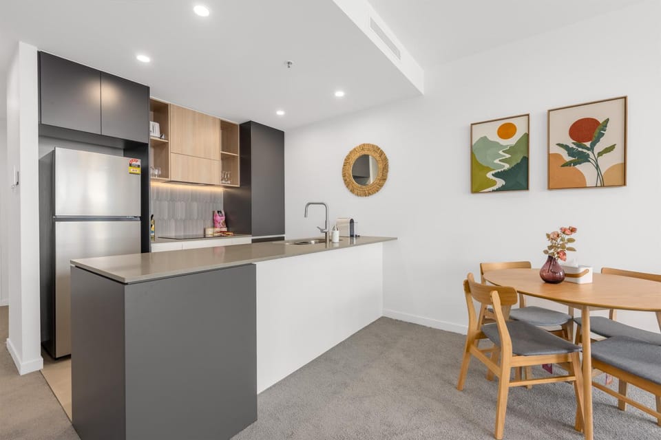 Kitchen or kitchenette, Dining area