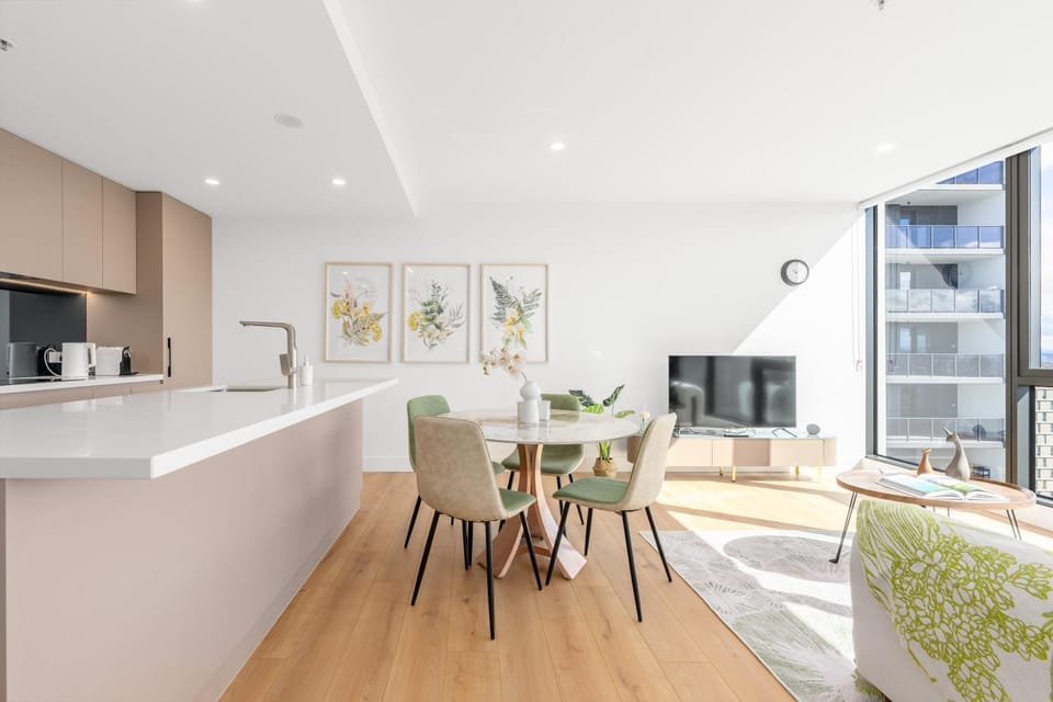 TV and multimedia, Kitchen or kitchenette, Living room, Seating area, Dining area