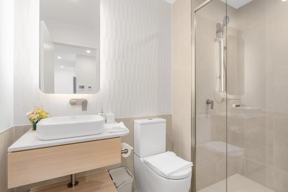 Shower, Toilet, Bathroom, towels